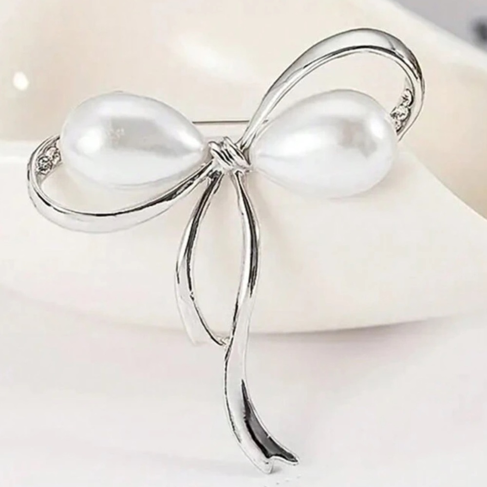 ⚪️🩶⚪️ “SILVER BOW BROOCH” WITH PEARL AND CRYSTAL RHINESTONE ACCENTS❗️⚪️🩶⚪️